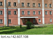 Здание бывшей казармы фабричного посёлка (построена в 1847–1858 годы). Улица Победы, 7. Город Реутов. Балашихинский район. Московская область (2012 год). Стоковое фото, фотограф lana1501 / Фотобанк Лори