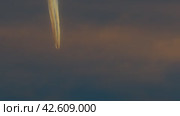 Airplane with contrails at sunset. Стоковое видео, видеограф Данил Руденко / Фотобанк Лори