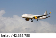 Vueling Airbus approaching to runway at El Prat Airport (2020 год). Редакционное фото, фотограф Яков Филимонов / Фотобанк Лори