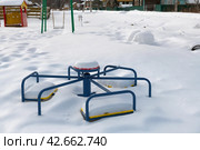 Детская площадка в деревне занесена снегом. Стоковое фото, фотограф Pukhov K / Фотобанк Лори