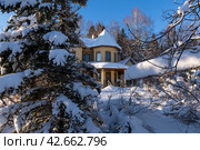 Загородный дом (дача)  зимним морозным  днем. Стоковое фото, фотограф Pukhov K / Фотобанк Лори