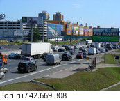 Плотное движение на МКАДе. Город Москва (2012 год). Редакционное фото, фотограф lana1501 / Фотобанк Лори