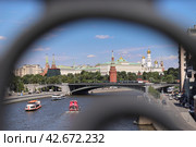View of the Moscow Kremlin and city center through the blurred bridge , Russia. Selective focus. (2023 год). Стоковое фото, фотограф Darja Belikova / Фотобанк Лори