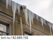 Сосульки свисают с карниза крыши (2010 год). Стоковое фото, фотограф Александр Алексеев / Фотобанк Лори