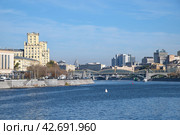 Осенний вид на Бережковскую набережную и мост Богдана Хмельницкого (Киевский пешеходный мост) в Москве, Россия (2021 год). Редакционное фото, фотограф Елена Коромыслова / Фотобанк Лори