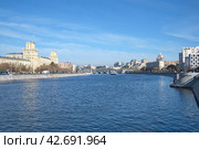 Вид на мост Богдана Хмельницкого, Бережковскую и Ростовскую набережные в Москве осенним солнечным днем, Россия (2021 год). Редакционное фото, фотограф Елена Коромыслова / Фотобанк Лори