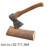 Топор, воткнутый в пень на белом фоне. Axe stuck in stump on white background. Стоковое фото, фотограф Татьяна Д / Фотобанк Лори