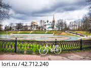 Успенский собор и церковь Николы Чудотворца в Рубленом городе, Которосльная набережная, Ярославль (2021 год). Стоковое фото, фотограф Baturina Yuliya / Фотобанк Лори