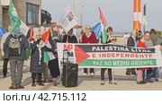 LISBON, PORTUGAL April 3, 2024 - Pro-Palestinian supporters gather for a rally to call for a cease-fire in the war between Israel and Hamas. Редакционное видео, видеограф Константин Шишкин / Фотобанк Лори