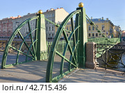 Почтамтский подвесной мост через реку Мойку в Санкт-Петербурге (2014 год). Стоковое фото, фотограф Александр Алексеев / Фотобанк Лори