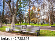 Успенский собор и скамейка, Которосльная набережная, Ярославль (2021 год). Стоковое фото, фотограф Baturina Yuliya / Фотобанк Лори