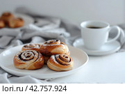 Cinnamon buns on a Scandi table. Image for cafe menu, Banner. Стоковое AI-изображение, AI-художник Ирина Ручушкина / Фотобанк Лори