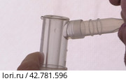 The person inhales through the nozzle of the inhaler . Стоковое видео, видеограф Андрей Шалари / Фотобанк Лори