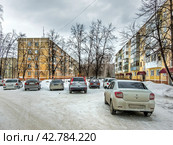 Придомовая территория с автомобилями и пятиэтажными домами советской постройки. Бердск, Новосибирская область. (2024 год). Стоковое фото, фотограф Евгений Мухортов / Фотобанк Лори