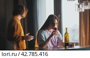A guy quarrels with his girlfriend because of her addiction to alcohol. Стоковое видео, видеограф Strunov David / Фотобанк Лори