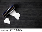 Гитарный металлический слайд и белые медиаторы на сером деревянном фоне. Стоковое фото, фотограф Герман Жиленко / Фотобанк Лори