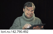 Adult man with a beard. The expression of the emotions of laughter. Стоковое видео, видеограф EStarodubov / Фотобанк Лори