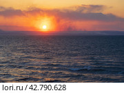Красивый закат. Морской пейзаж с заходящим солнцем. Волны на поверхности воды. В вечернем небе облака. Амурский залив, Японское море. Приморский край, Дальний Восток России. Стоковое фото, фотограф Андрей Степанов / Фотобанк Лори