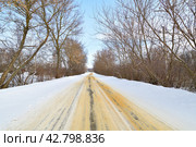 Rural winter road sprinkled with sand against ice. Стоковое фото, фотограф Володина Ольга / Фотобанк Лори