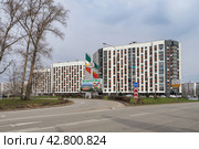 Новые дома новостройки около дороги с круговым движением. Плакат с названием района и спортивным лозунгом. Реновация Москвы. (2024 год). Редакционное фото, фотограф Сергей Никифоров-Гордеев / Фотобанк Лори