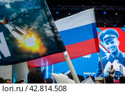 Зрители смотрят праздничный концерт посвященный Дню космонавтики 12 апреля на главной сцене ВДНХ в городе Москве, Россия (2024 год). Редакционное фото, фотограф Николай Винокуров / Фотобанк Лори