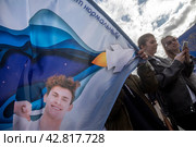 Студентки Московского государственного университета иду с баннером по улице на ВДНХ в городе Москве (2024 год). Редакционное фото, фотограф Николай Винокуров / Фотобанк Лори