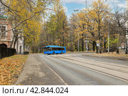Blue city electric bus on Timiryazevskaya Street. Russia, Moscow, October 17, 2021. Редакционное фото, фотограф Сергей Н / Фотобанк Лори