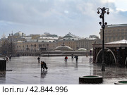 Проливной дождь в Москве, мокнущие под дождем люди на Манежной площади (2024 год). Редакционное фото, фотограф Господин Никто / Фотобанк Лори