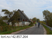 Улица Прохладная вдоль Полесского канала в Калининградской области (2022 год). Редакционное фото, фотограф Free Wind / Фотобанк Лори
