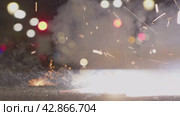 A child lights a firecracker at night. Стоковое видео, видеограф Данил Руденко / Фотобанк Лори