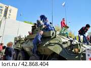 Мальчишки "оккупировали" командно-штабную машину Р-149 МБР. 9 мая. Город Тюмень (2016 год). Редакционное фото, фотограф Александр Тараканов / Фотобанк Лори