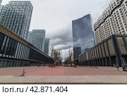 Бульвар Братьев Весниных в жилом комплексе Зиларт в Москве. Современный городской пейзаж (2024 год). Редакционное фото, фотограф Константин Григорьев / Фотобанк Лори
