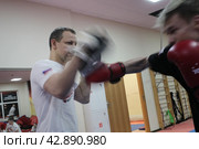 Дмитрий Яковлев тренер и организатор спортивной школы во время тренировки детей (2024 год). Редакционное фото, фотограф Дмитрий Неумоин / Фотобанк Лори