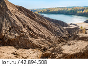 Кондуки, Тульская область, Романцевские горы, Заброшенные Ушаковские каменоломни. Бирюзовая вода озер и грязевая эрозия почвы напоминают горы. Красивый природный ландшафт (2020 год). Стоковое фото, фотограф Pukhov K / Фотобанк Лори