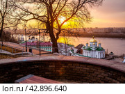 Церковь святителя Алексия, Нижегородская семинария и Благовещенский монастырь в Нижнем Новгороде на берегу Оки. Стоковое фото, фотограф Igor Lijashkov / Фотобанк Лори