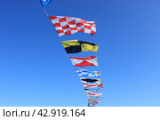 Развевающиеся флаги на День Военно-Морского Флота в Санкт-Петербурге (Флаги "Меньше ходу", "Так держать", "Вест", "Дать задний ход" и "Ост") (2019 год). Стоковое фото, фотограф Мария Чистякова / Фотобанк Лори