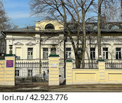 Москва, улица Александра Солженицына, дом 9 строение 1. Городская усадьба 18 - 19 века Полежаевых и Зубовых. Редакционное фото, фотограф Овчинникова Ирина / Фотобанк Лори