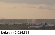 Aeroflot plane on the tarmac, backlight (2020 год). Редакционное видео, видеограф Игорь Жоров / Фотобанк Лори