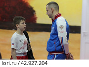 Тренер и организатор спортивной школы в Железнодорожном Дмитрий Яковлев, во время тренировки детей (2024 год). Редакционное фото, фотограф Дмитрий Неумоин / Фотобанк Лори