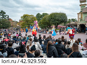 Дневной парад. Диснейленд. Токио. Япония. Февраль 2024. Редакционное фото, фотограф Владимир Макеев / Фотобанк Лори