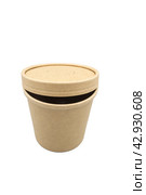 Big brown paper cup with lid for soup isolated on white background. Eco-friendly disposable food packaging. Preserving nature and recycling concept. Стоковое фото, фотограф Татьяна Васильева / Фотобанк Лори
