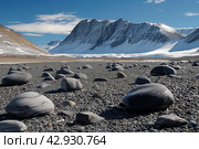 View of antarctic oasis or dry valley, area free of snow and ice. Стоковое AI-изображение, AI-художник Евгений Харитонов / Фотобанк Лори