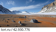 Landscape of antarctic dry valley, area free of snow and ice in the otherwise ice-covered continent. Стоковое AI-изображение, AI-художник Евгений Харитонов / Фотобанк Лори