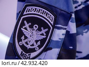 Нарукавный знак сотрудника подразделения Внутренних дел на транспорте (транспортная полиция) в городе Москве, Россия (2024 год). Стоковое фото, фотограф Николай Винокуров / Фотобанк Лори