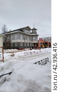 Архангельск, проспект Чумбарова-Лучинского, 4.  Пешеходная улица. Дом с башенкой (2024 год). Редакционное фото, фотограф Ирина Терентьева / Фотобанк Лори