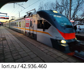 Прибывающий поезд на железнодорожной станции. Москва D1 (2024 год). Редакционное фото, фотограф Ирина Терентьева / Фотобанк Лори