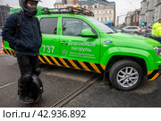 Молодой человек передвигается на моноколесе по дороге по Тверской улице в центре города Москвы, Россия (2024 год). Редакционное фото, фотограф Николай Винокуров / Фотобанк Лори