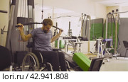 Disabled man training on simulators. Стоковое видео, видеограф Chudakov_Ivan / Фотобанк Лори
