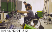 Disabled man training on simulators. Стоковое видео, видеограф Chudakov_Ivan / Фотобанк Лори