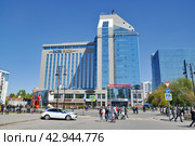 Город Тюмень. Бизнес-центр Gazoil Plaza и "Бинбанк" на улице Республики, 143а (2016 год). Редакционное фото, фотограф Александр Тараканов / Фотобанк Лори